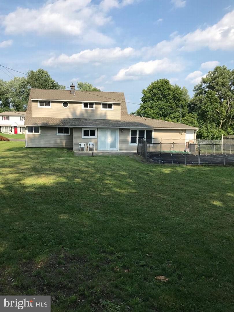 5 Towns Road Levittown, PA 19056 - Photo 2 of 12
