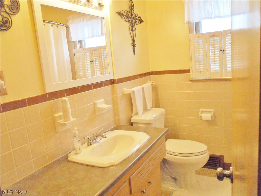 4837 Fairlawn Road Cleveland, OH 44124 - Photo 18 of 32 Gallery Image 18