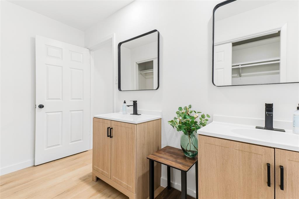 902 Warrington Court Arlington, TX 76014 - Photo 13 of 30 a bathroom with a sink and a mirror