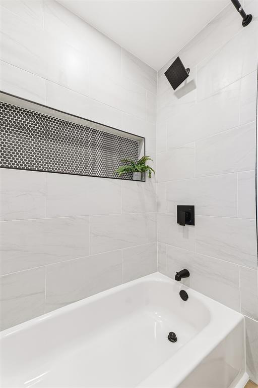 902 Warrington Court Arlington, TX 76014 - Photo 14 of 30 a bathroom with a bathtub