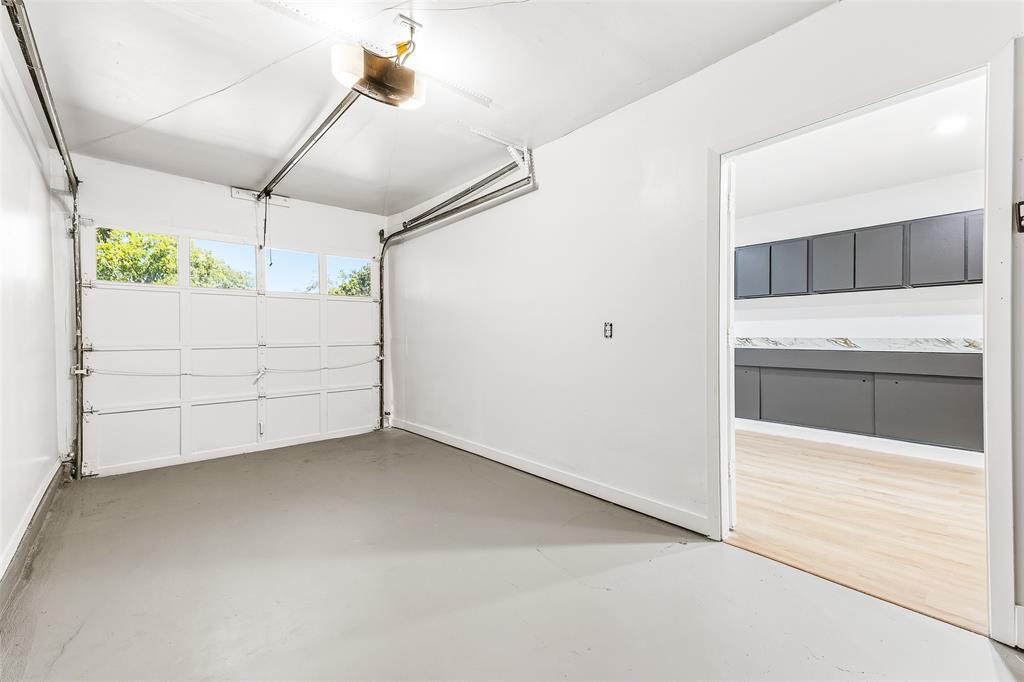 902 Warrington Court Arlington, TX 76014 - Photo 21 of 30 a view of a garage