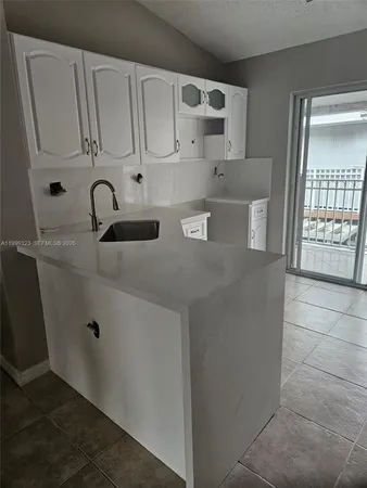 $3,000 | 2527 West 76th Street, Unit 208, Hialeah, FL 33016