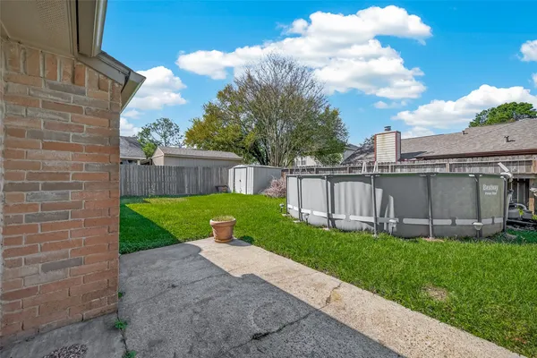 a view of a yard in front of house