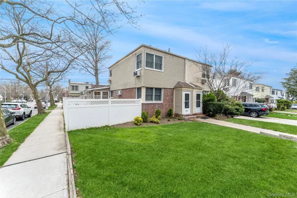 a picture of a wall with a white wall and white wall