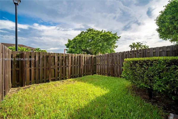 a view of a backyard
