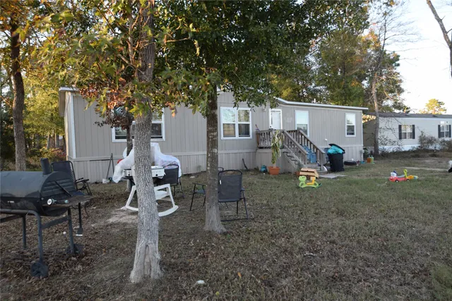 a view of a house with backyard