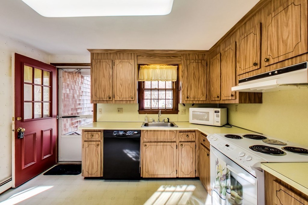 49 Great Rock Road Hanover, MA 02339 - Photo 3 of 24 Gallery Image 3