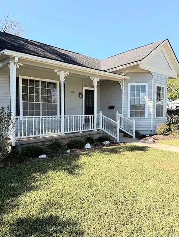 $389,000 | 206 Mulberry Street, Hallettsville, TX 77964