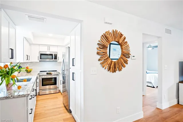 $3,200 | 1275 7th Avenue North, Unit 201, Naples, FL 34102