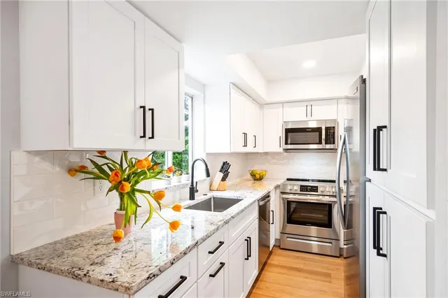 $3,200 | 1275 7th Avenue North, Unit 201, Naples, FL 34102