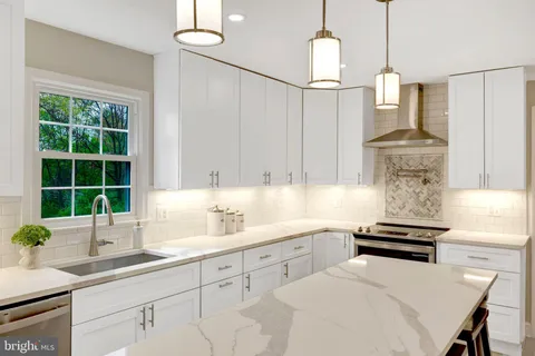 $1,500,000 | 1630 Lozano Drive, Vienna, VA 22182