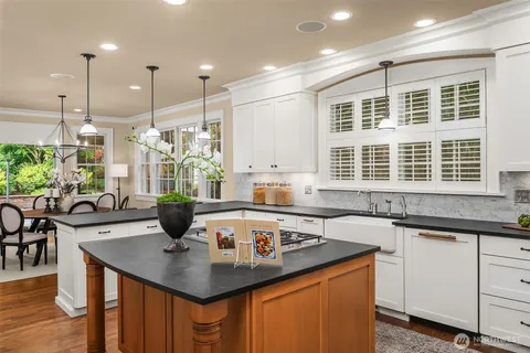 $3,645,000 | 10910 Northeast 18th Place, Bellevue, WA 98004