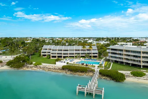 $950,000 | 1133 West Ocean Drive, Unit 10, Key Colony Beach, FL 33051