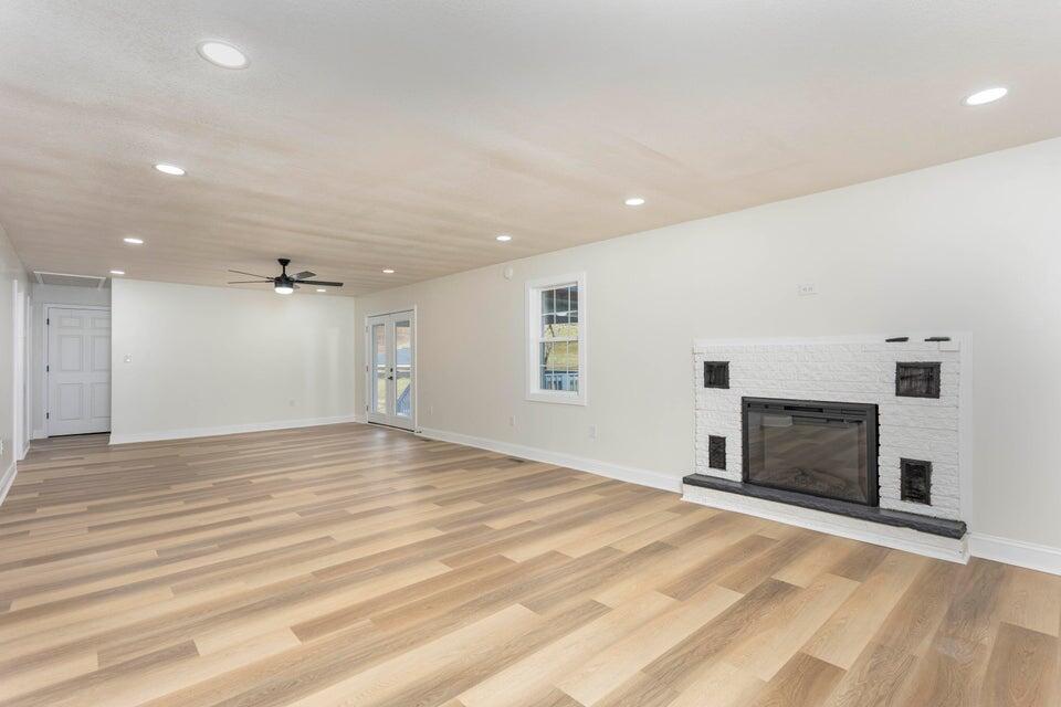 520 Tennessee Street Spring City, TN 37381 - Photo 7 of 40 Living Room