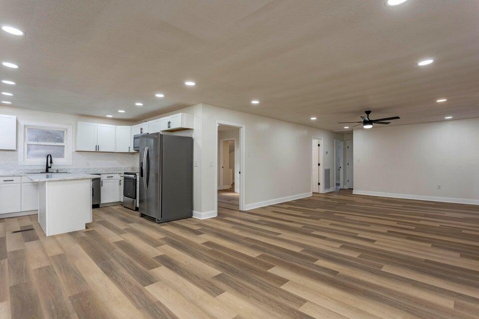 520 Tennessee Street Spring City, TN 37381 - Photo 8 of 40 Living Room