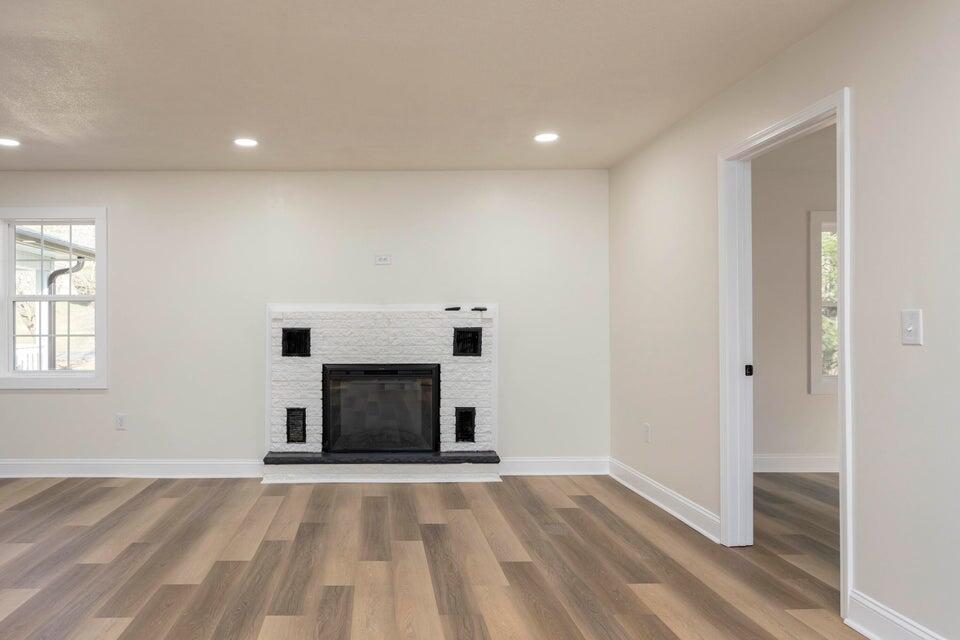 520 Tennessee Street Spring City, TN 37381 - Photo 10 of 40 Living Room