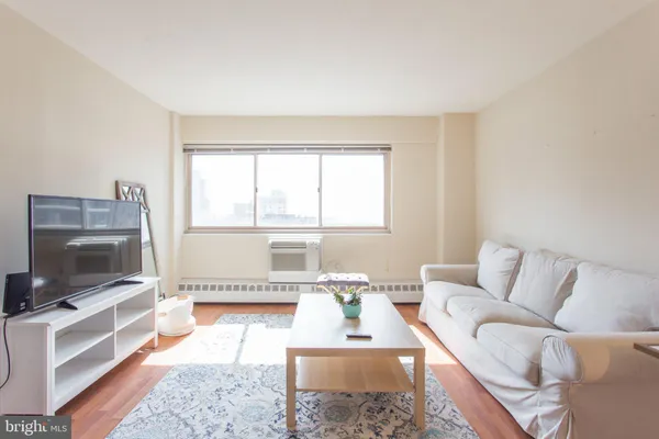 $1,775 | 2101-17 Chestnut Street, Unit 1713, Philadelphia, PA 19103