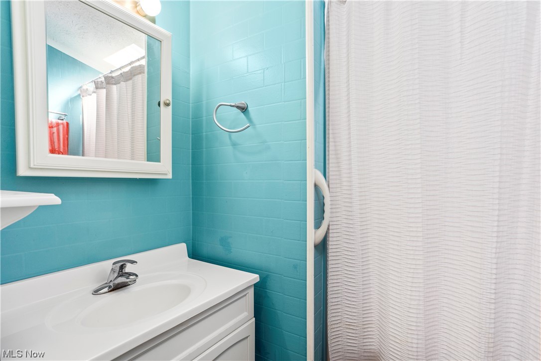 168 Coen Road Vermilion, OH 44089 - Photo 20 of 29 Bathroom featuring large vanity and mirror
