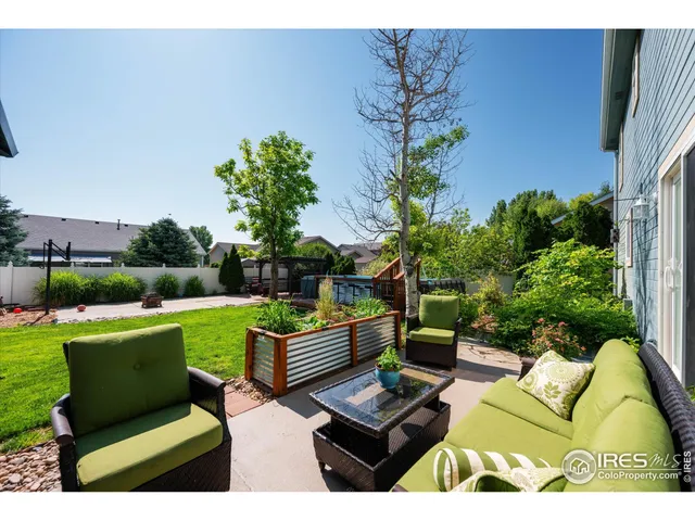 a view of a couches in patio of back yard