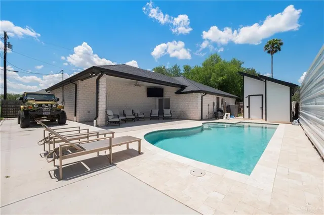 a view of a house with backyard