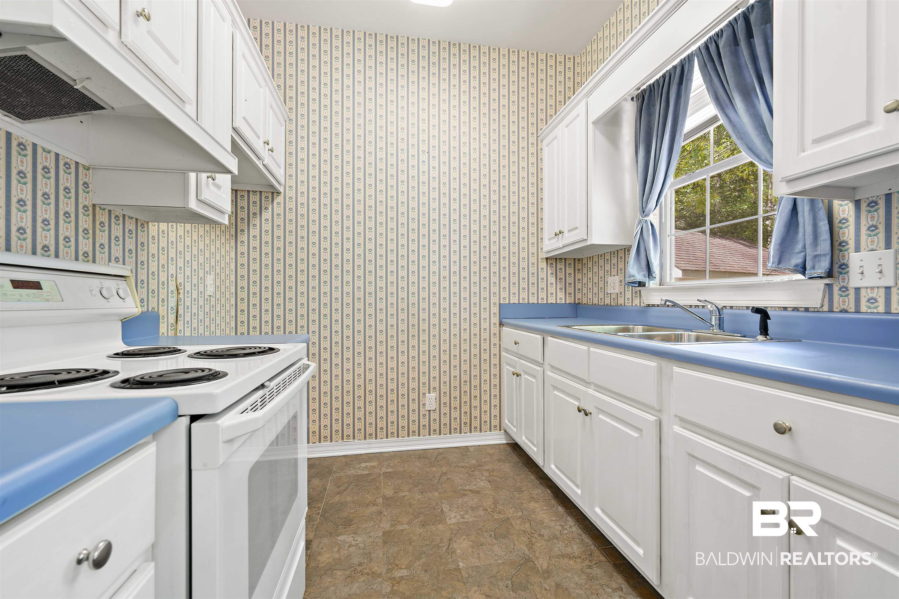 7280 Colonel Grierson Drive Daphne, AL 36527 - Photo 36 of 43 Guest Cottage Kitchen