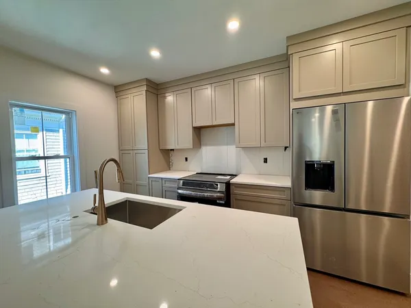 $5,000 | 139 Sycamore Street, Unit 2, Somerville, MA 02145