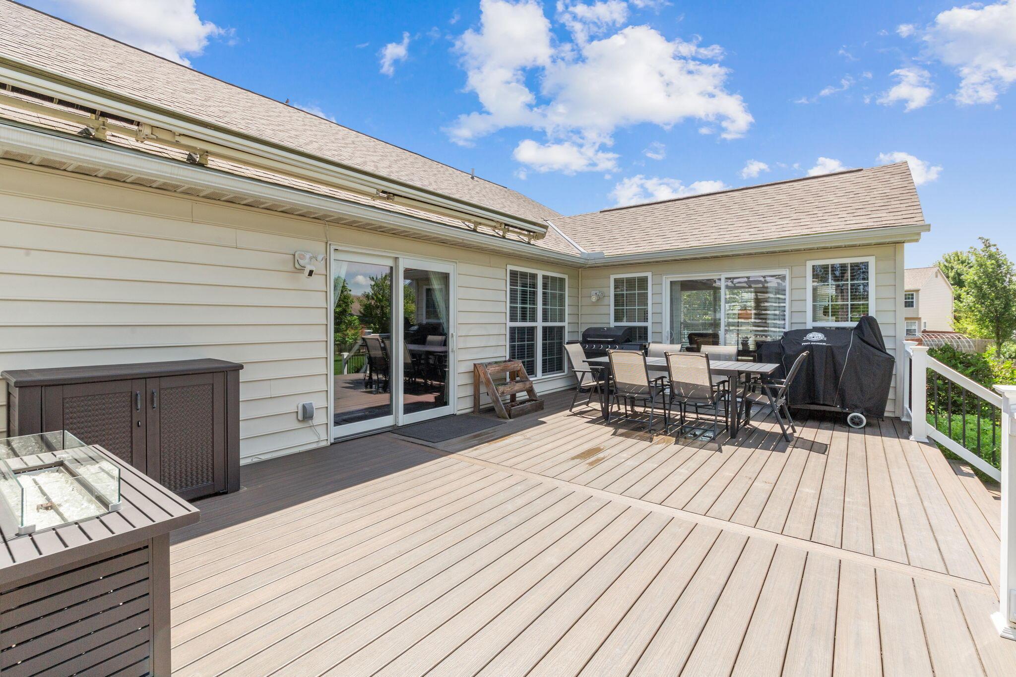 612 Acme Road Delaware, OH 43015 - Photo 33 of 40 Large Composite Deck