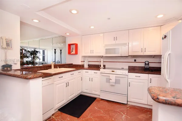 $4,500 | 2555 Collins Avenue, Unit 703, Miami Beach, FL 33140