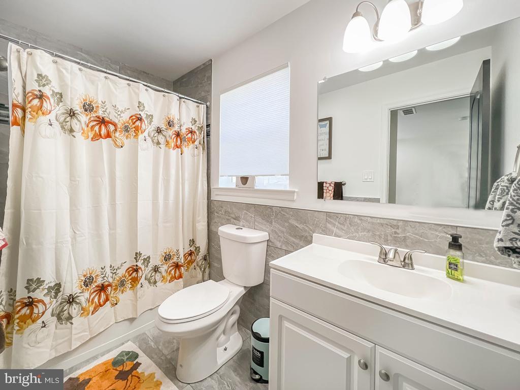 63 Red Maple Lane Levittown, PA 19055 - Photo 28 of 45 2nd Floor Full Bath