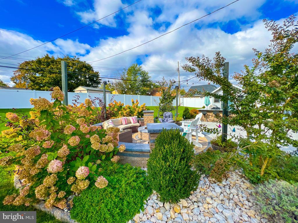 63 Red Maple Lane Levittown, PA 19055 - Photo 35 of 45 Sitting Area w/Lighting