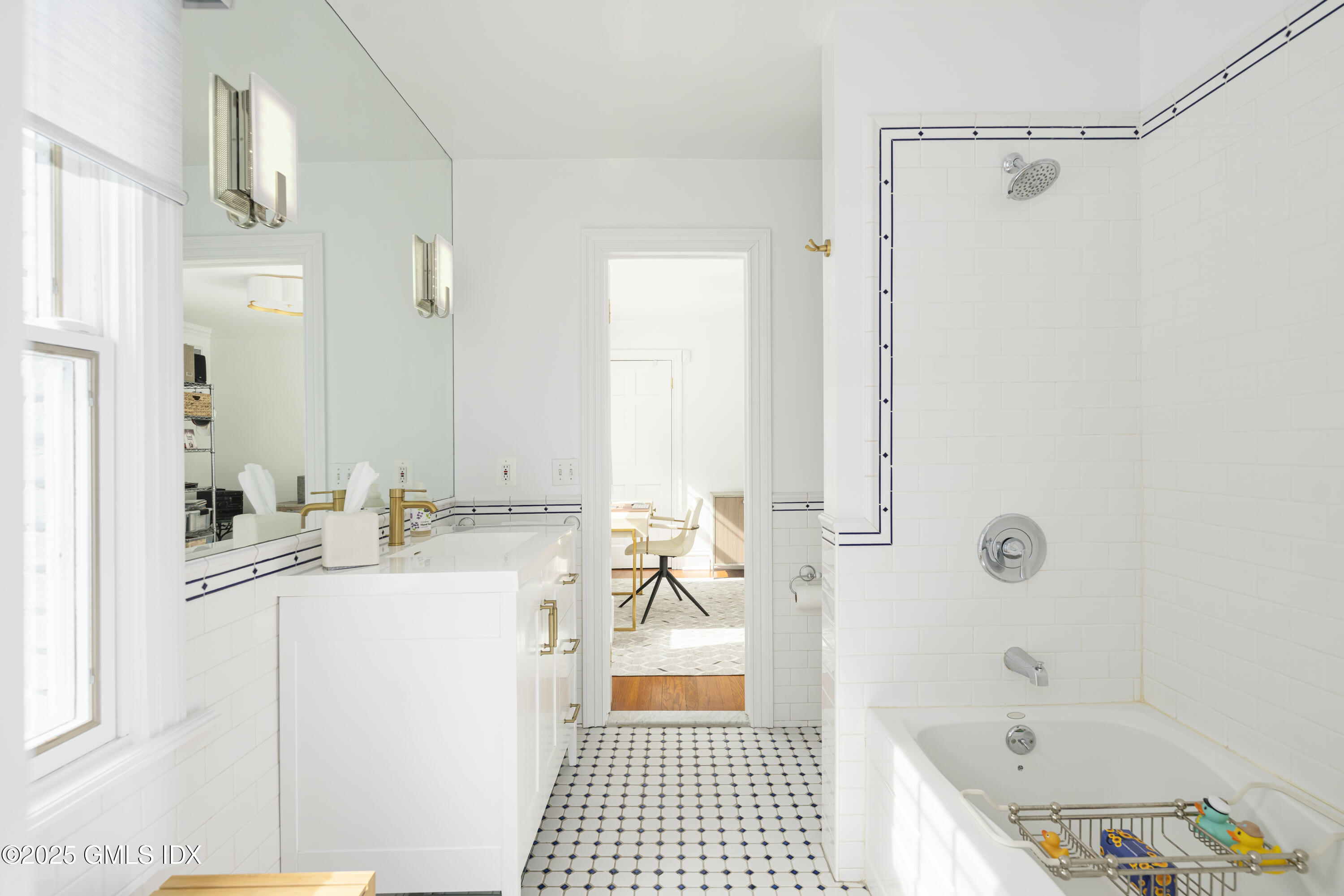44 North Porchuck Road Greenwich, CT 06831 - Photo 26 of 61 Jack & Jill Bath