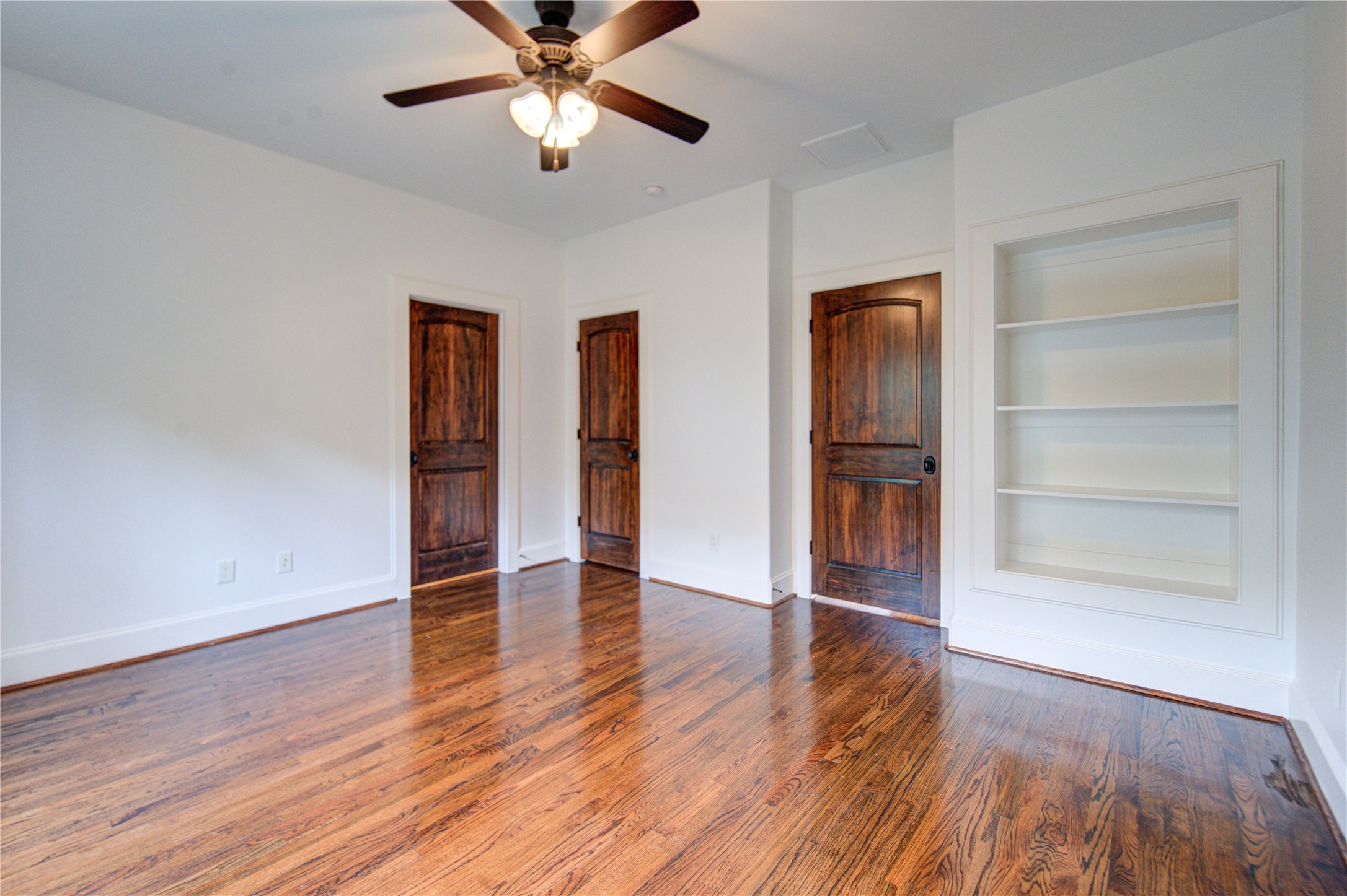 6520 Rodrigo Street Houston, TX 77007 - Photo 30 of 44 Second-floor secondary bedroom with hardwood floors, built-in shelving, and direct access to closet and full bath