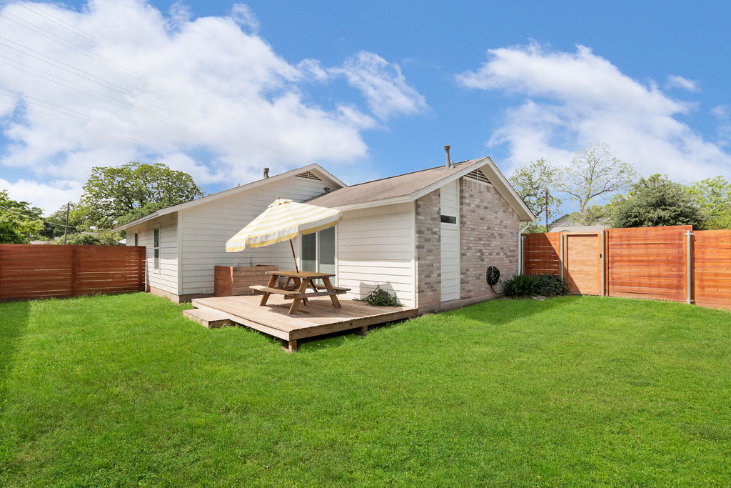 906 East Leslie Circle, Unit A Austin, TX 78721 - Photo 16 of 16 a front view of house with yard and trees