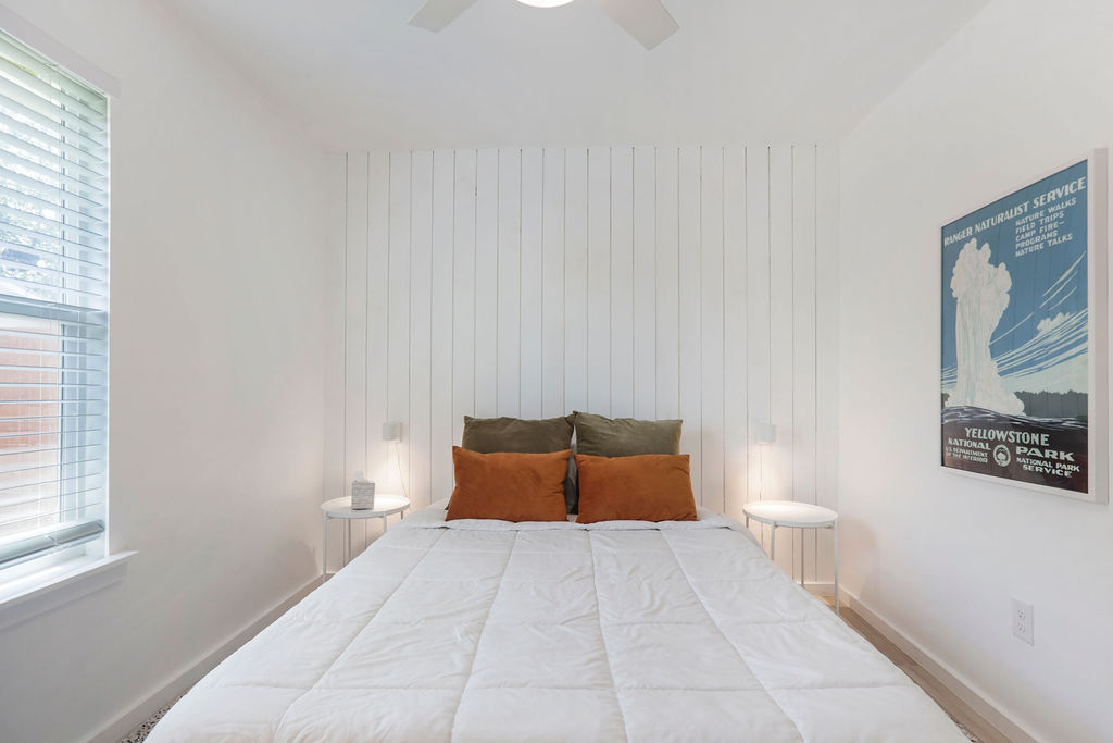 906 East Leslie Circle, Unit A Austin, TX 78721 - Photo 3 of 16 a bedroom with a bed and a window