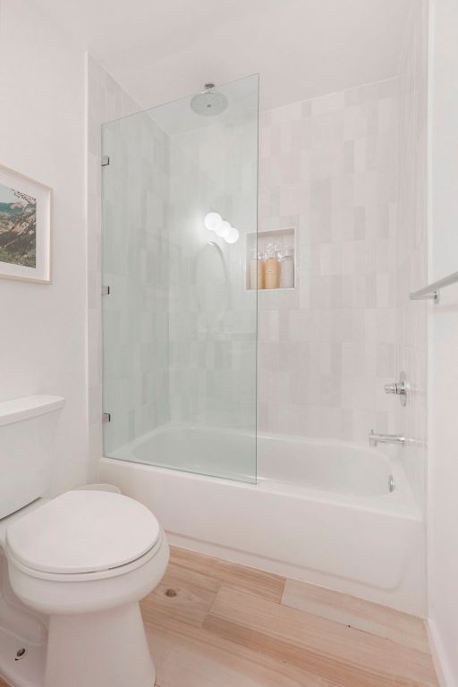 906 East Leslie Circle, Unit A Austin, TX 78721 - Photo 8 of 16 a bathroom with a toilet and a bath tub