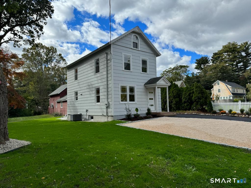 429 Round Hill Road Fairfield, CT 06824 - Photo 3 of 21