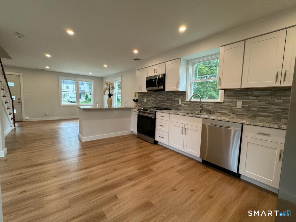 429 Round Hill Road Fairfield, CT 06824 - Photo 6 of 21