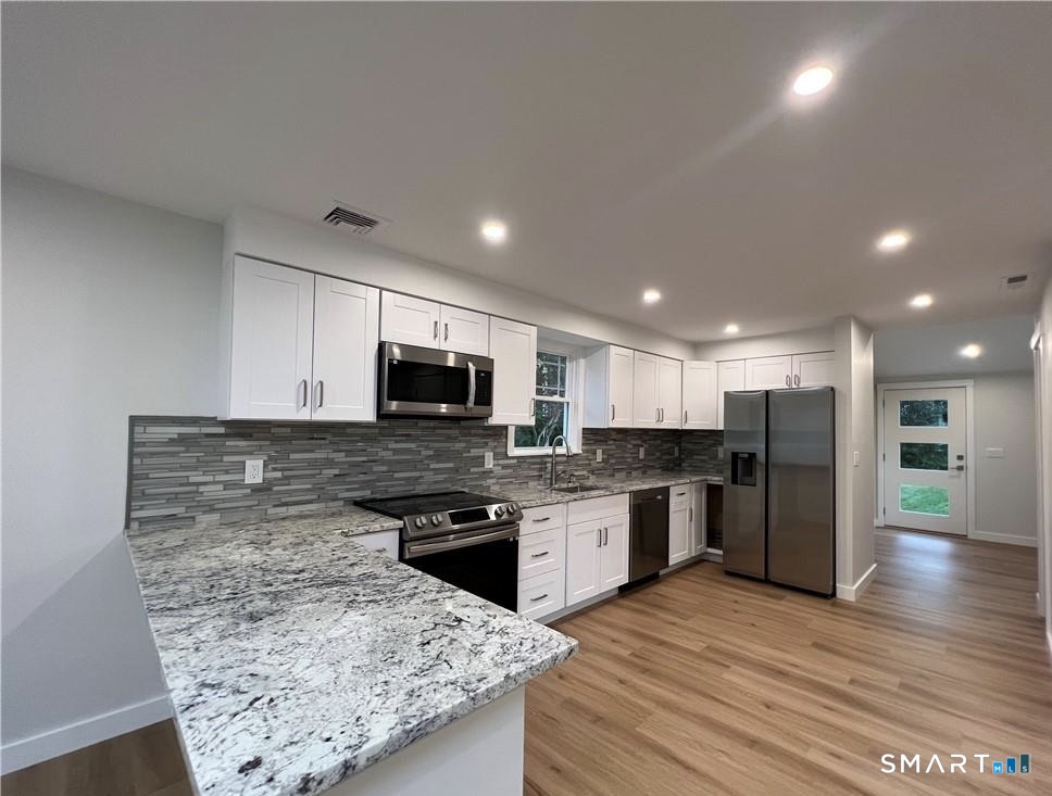 429 Round Hill Road Fairfield, CT 06824 - Photo 7 of 21