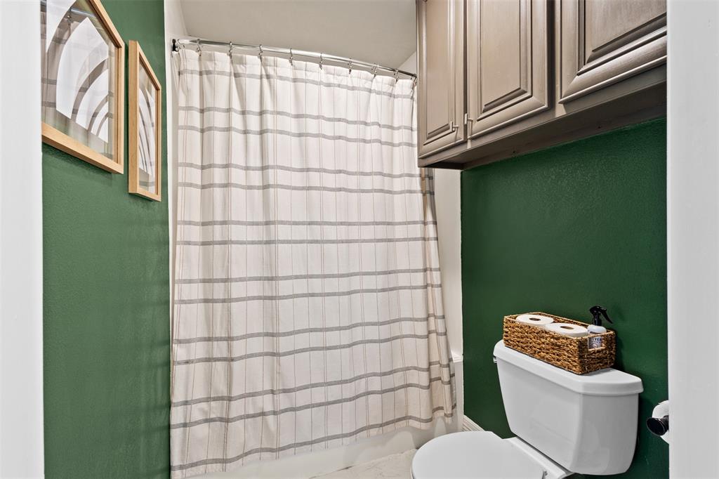 668 Cleve Cole Road Denison, TX 75021 - Photo 19 of 38 Upstairs bathroom