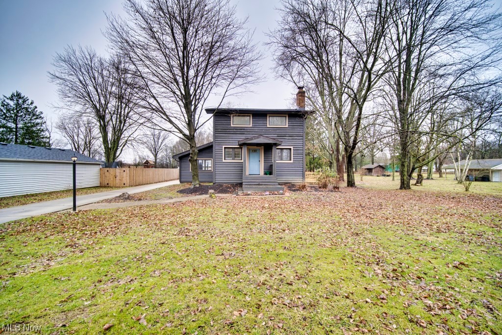 View of front of property featuring a front yard