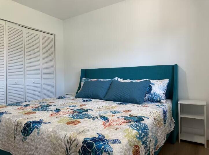 516 East Whitney Drive Jupiter, FL 33458 - Photo 14 of 47 a large bed sitting in a bedroom next to a lamp
