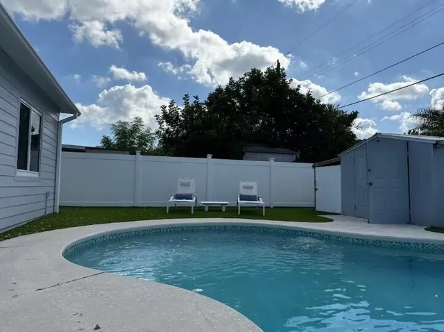 a view of a backyard