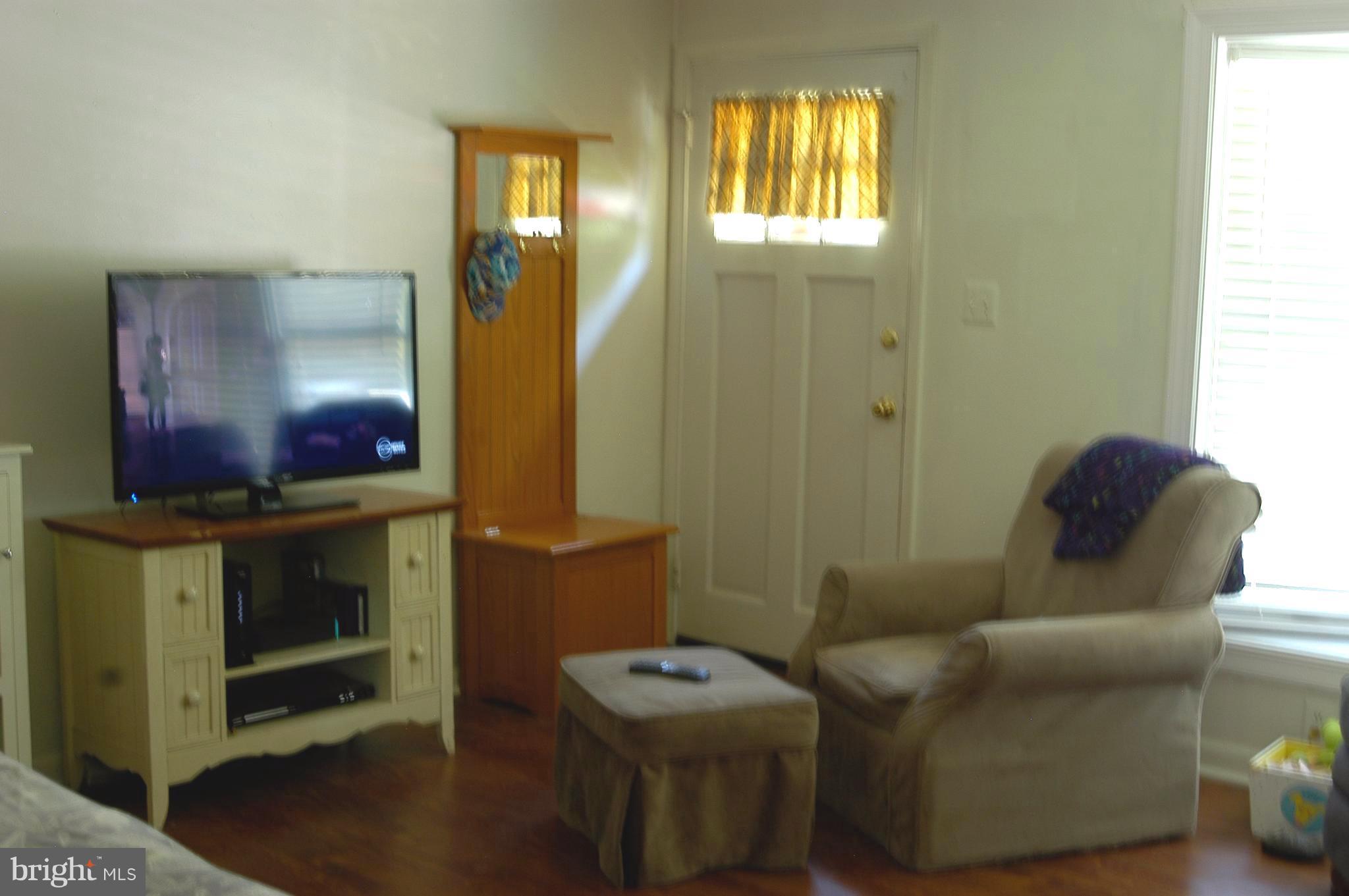 3720 2nd Avenue Edgewater, MD 21037 - Photo 7 of 30 Living Room