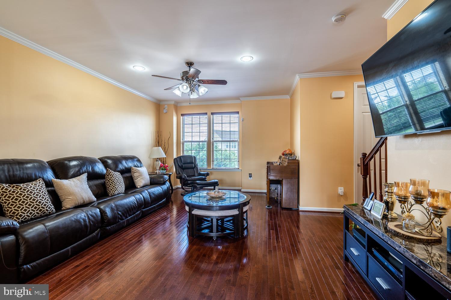 25676 Pleasant Valley Road Chantilly, VA 20152 - Photo 2 of 36 Living Area