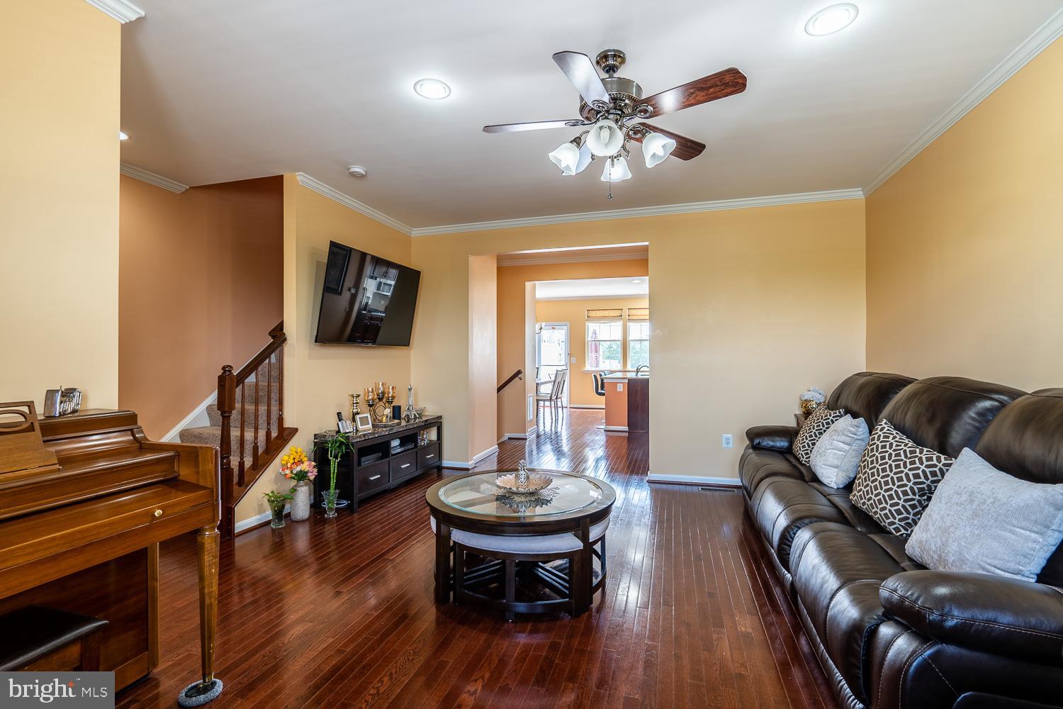25676 Pleasant Valley Road Chantilly, VA 20152 - Photo 3 of 36 Living Area