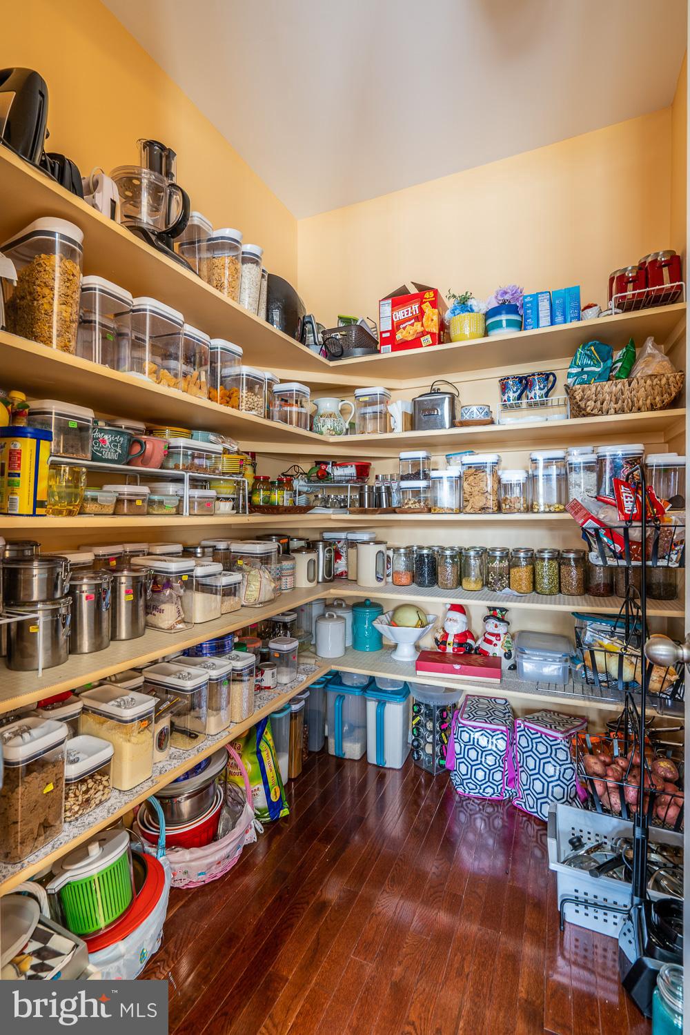 25676 Pleasant Valley Road Chantilly, VA 20152 - Photo 10 of 36 Pantry