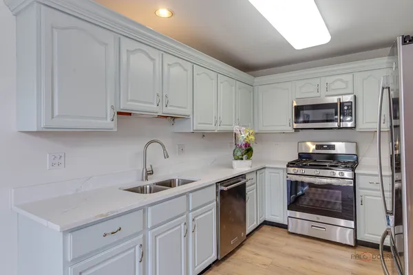 $425,000 | 2944 Oak Court, Unit 2944, Schaumburg, IL 60193