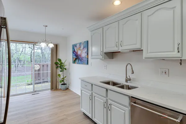 $425,000 | 2944 Oak Court, Unit 2944, Schaumburg, IL 60193