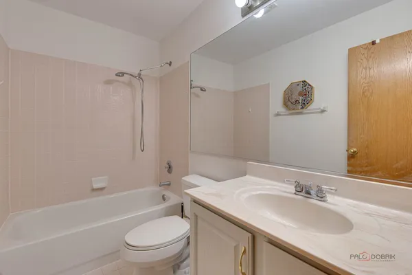 $425,000 | 2944 Oak Court, Unit 2944, Schaumburg, IL 60193