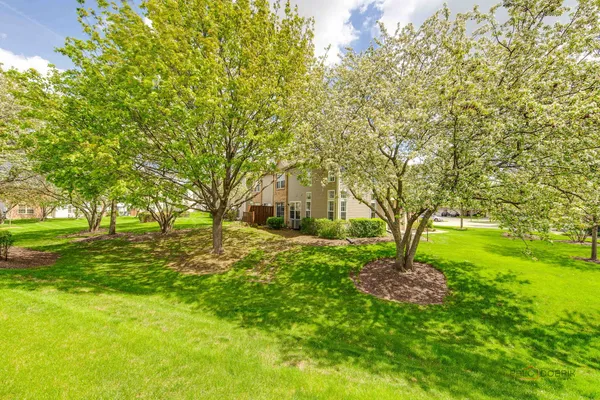 $425,000 | 2944 Oak Court, Unit 2944, Schaumburg, IL 60193